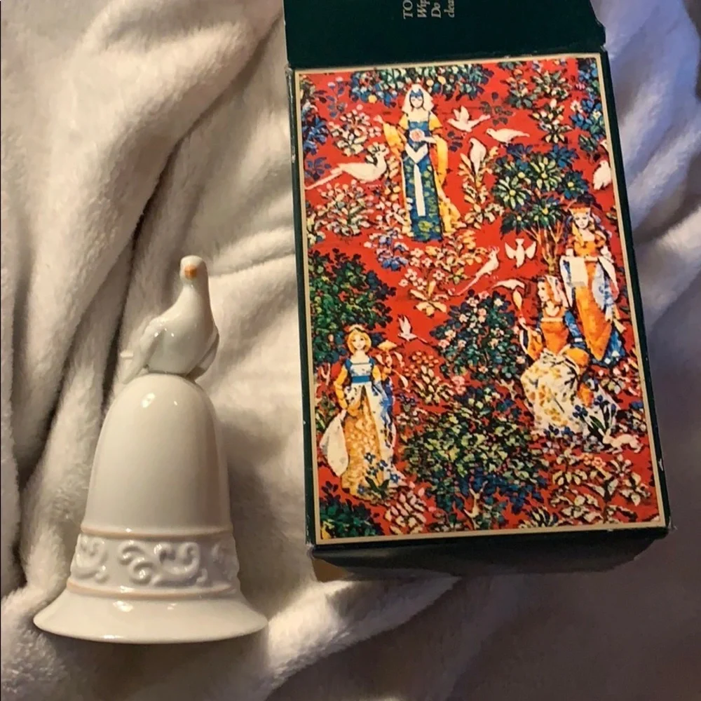 Avon Bell RareCollectible“The Tapestry Collection”